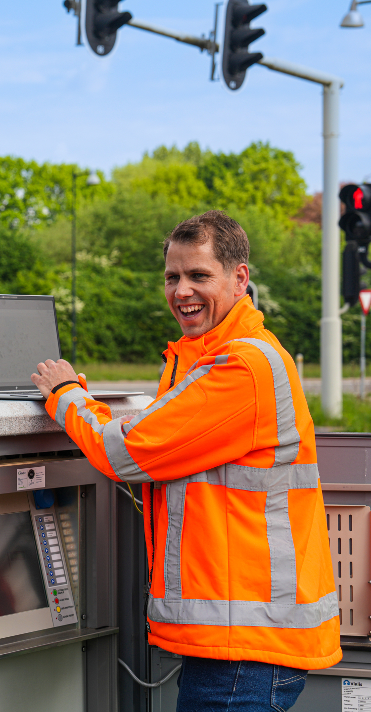 Medewerker van ViaMobility werkt op locatie met laptop