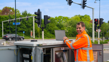 Medewerker van ViaMobility werkt op locatie met laptop