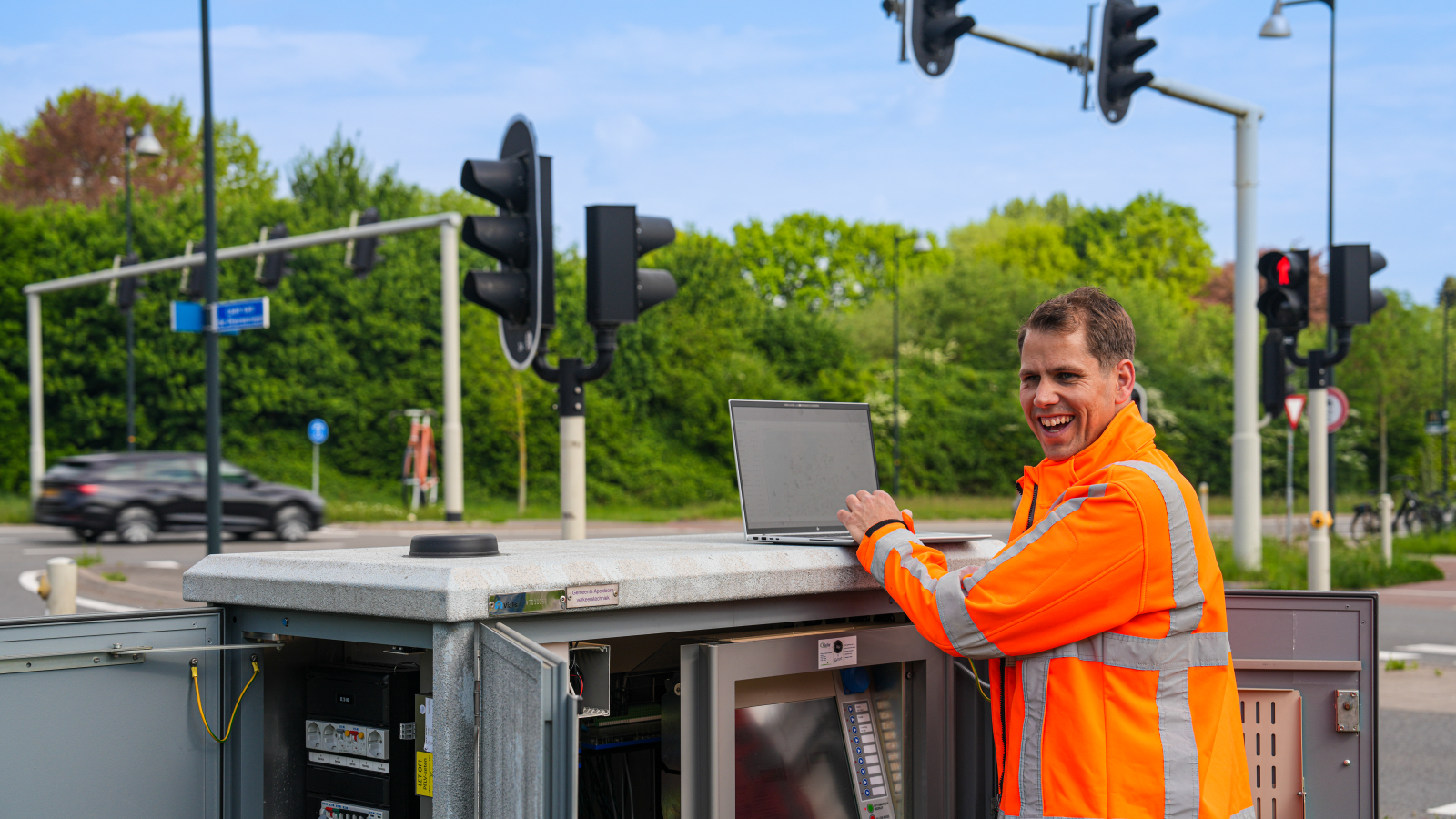 Medewerker van ViaMobility werkt op locatie met laptop